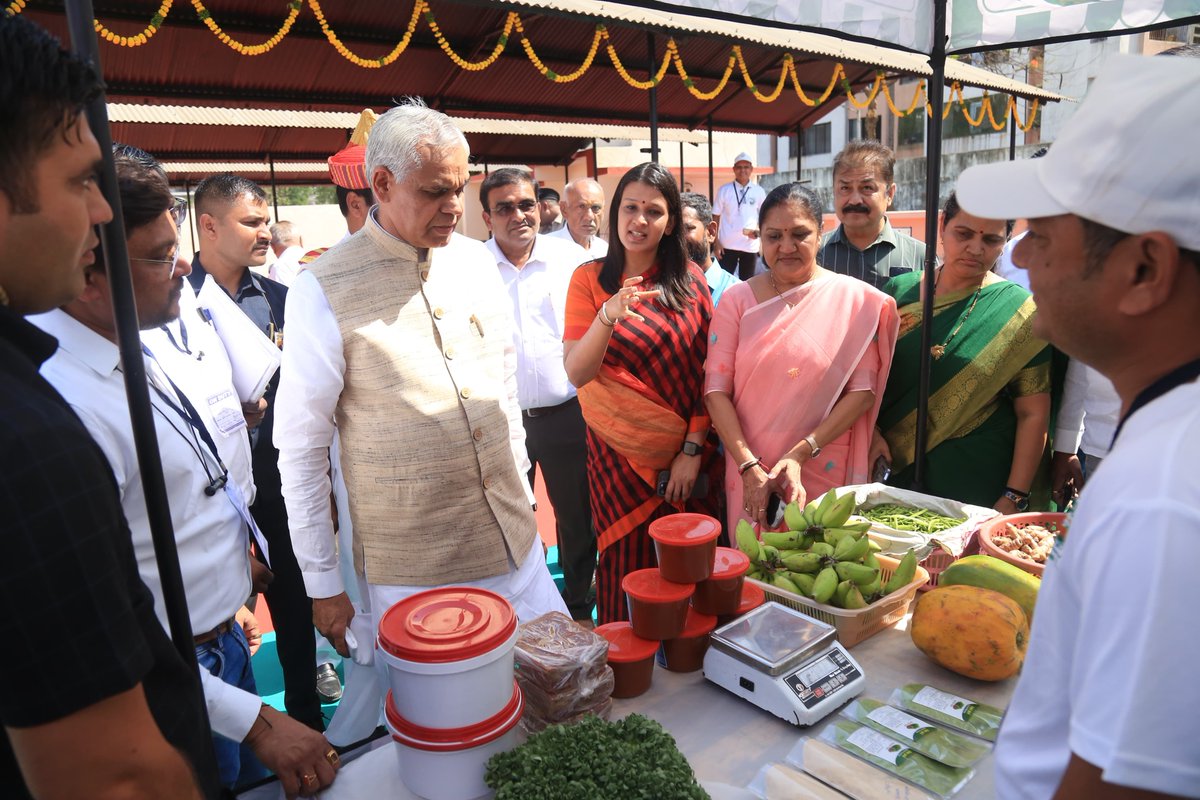 આજ રોજ સુરત મહાનગર પાલિકા અને સુરત જિલ્લા પંચાયત ના સંયુક્ત ઉપક્રમે વેજીટેબલ માર્કેટ, વેસુ રોડ સુરત ખાતે સુરત જિલ્લાના જુદા જુદા તાલુકામાં પ્રાકૃતિક ખેતી કરતા 70 થી વધારે ખેડૂતો દ્વારા ઉચ્ચ ગુણવત્તા વારા રસાયણ મુક્ત શાકભાજી અને અનાજનું સીધું બજારમાં વેચાણ કરે જેના કારણે યોગ્ય