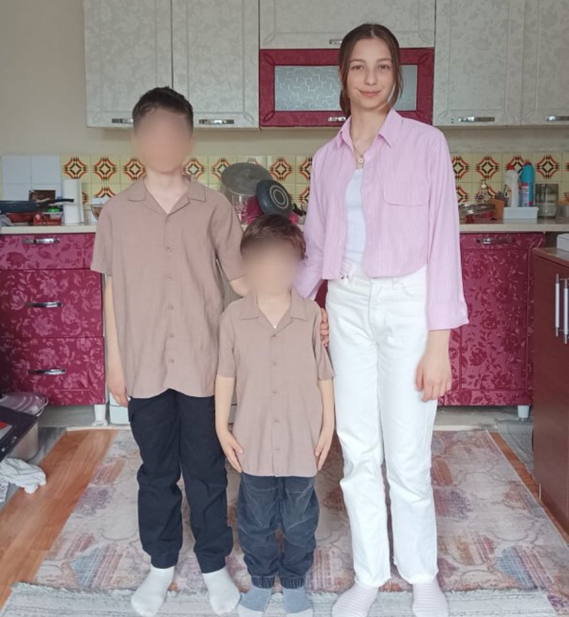 Anne babaları cezaevinde olan ve kardeşlerine bakmak zorunda kalan 15 yaşındaki epilepsi hastası Sümeyra yaşadığı strese daha fazla dayanamadı,
2 gün önce geçirdiği epilepsi nöbeti sonrası hayatını kaybetti.

Canım güzeller güzeli kızım, canım Sümeyra… ufacık yaşında o kadar çok