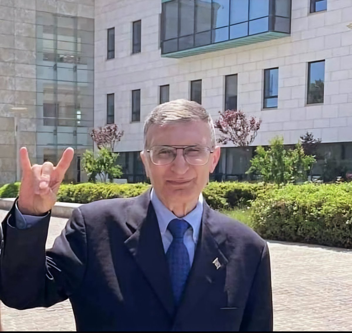 "Ben Türk milliyetçisiyim. Kişisel anlamda büyük hayâlim, ileride çocuklarımızın kitaplardan benim bulduklarımı okuyup, 'bunu bir Türk yaptı, ben de yapabilirim' demesi."

 Prof. Dr. Aziz Sancar