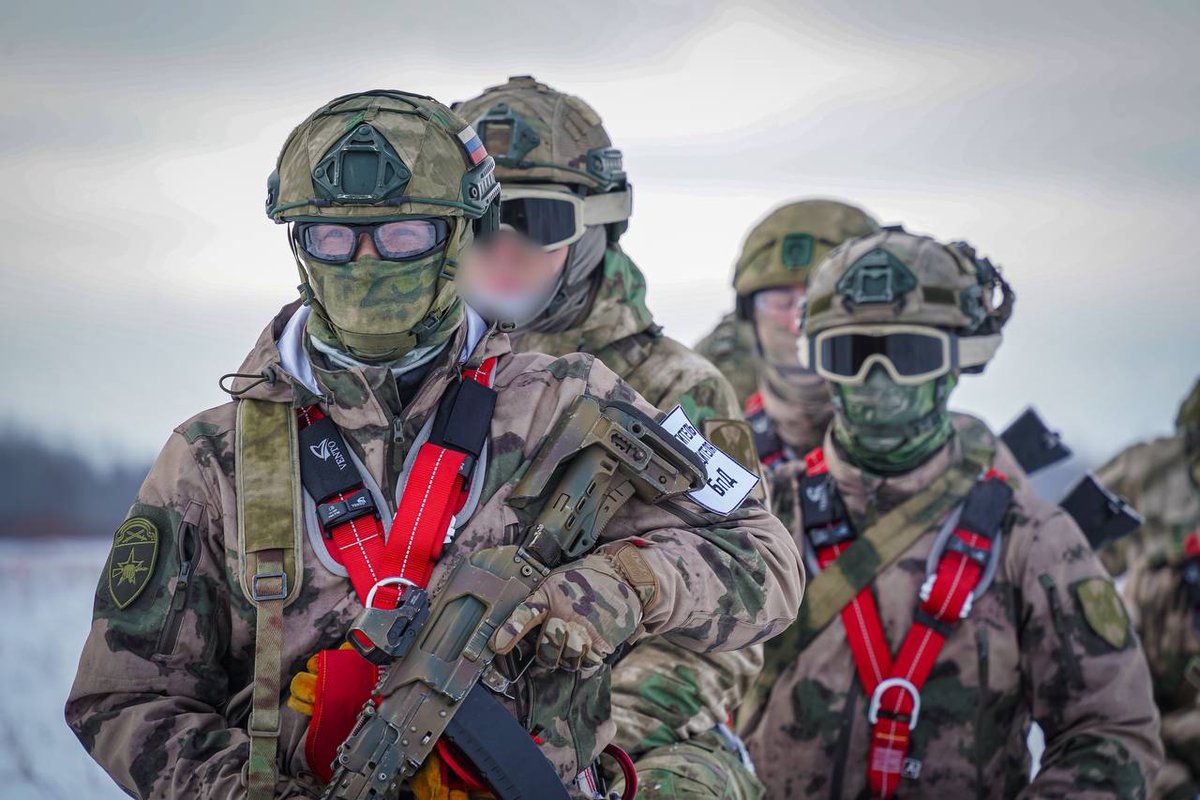 TheGreyPatriot_'s tweet photo. 🇷🇺 Today's fast rope training of troops from Rosgvardia 33rd Operational Brigade in Leningrad Oblast.
#Russia #Russian #Russians #Today #Rosgvardia #Police #Security #Training #Tactical #Helicopter #FastRope #AK74 https://t.co/8CknqKHWR7