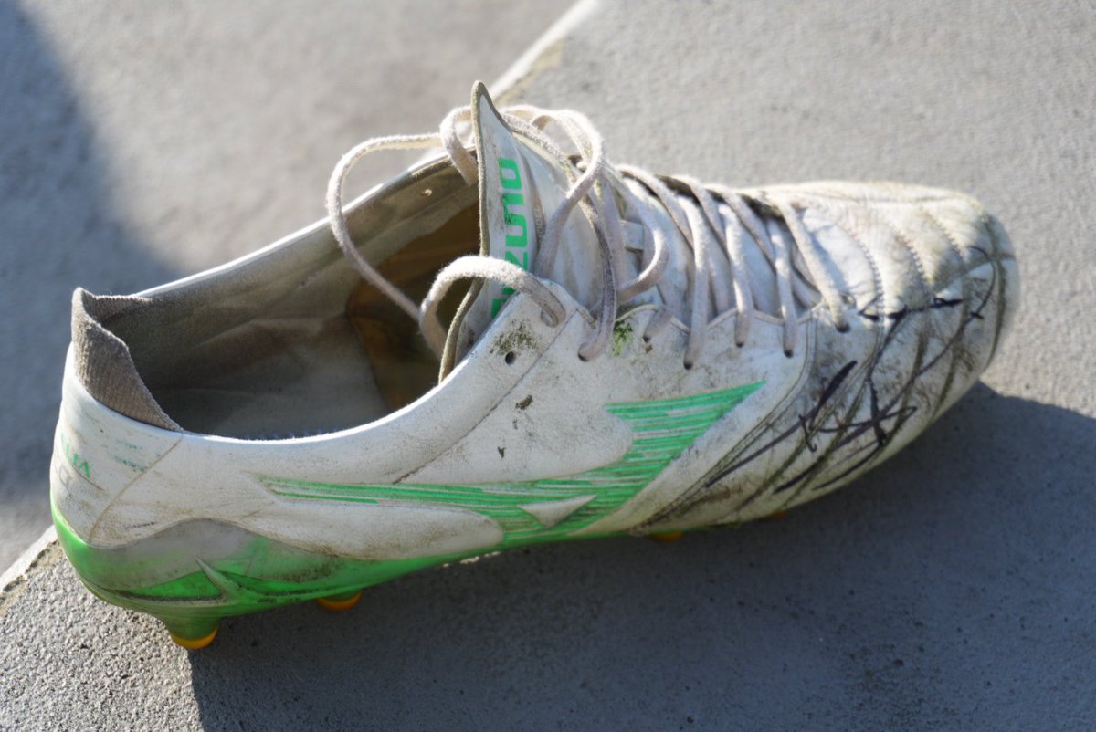 選手サイン入りスパイクで
コレ渡されたら最高やん