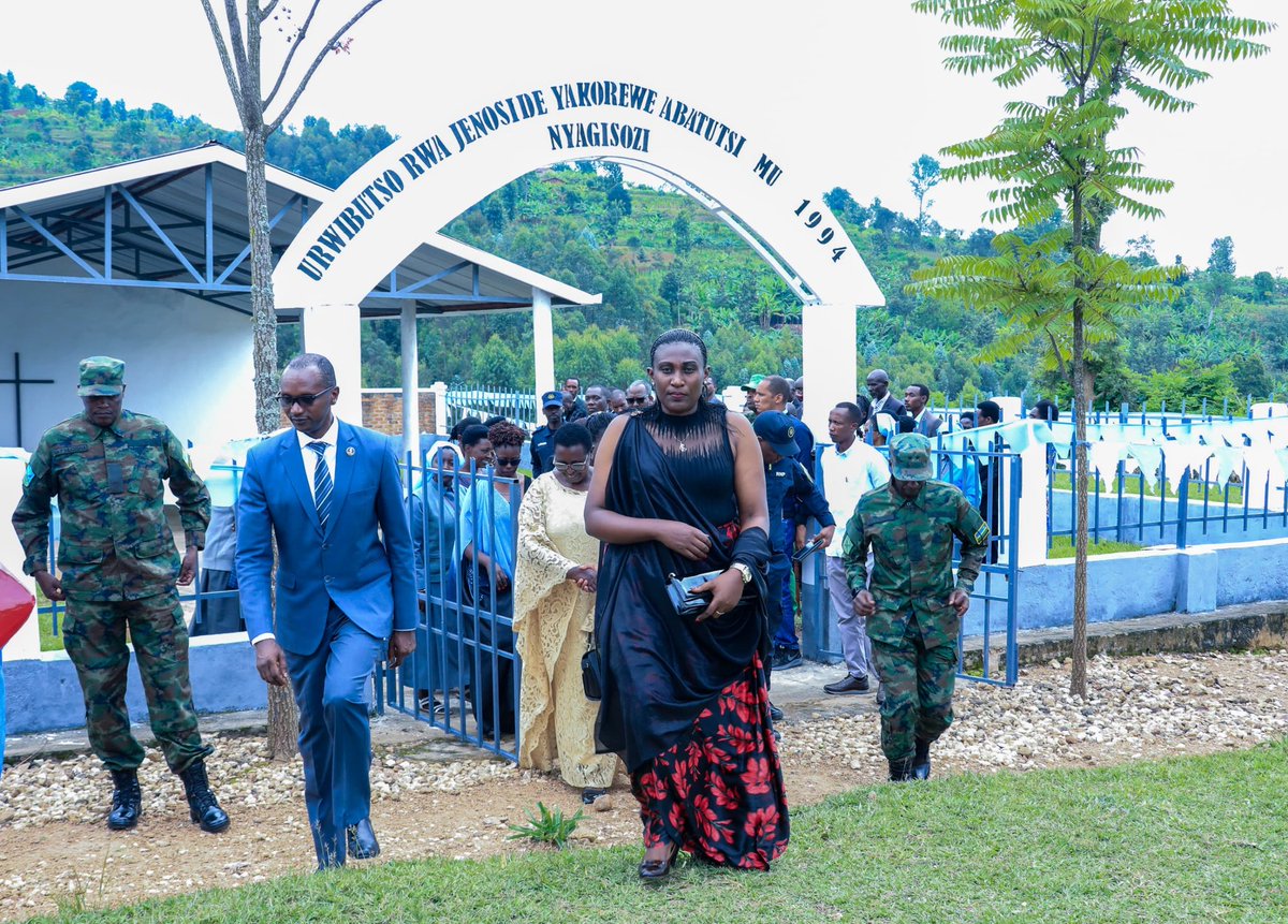 NyanzaDistrict's tweet photo. Ku rwibutso rwa Jenoside yakorewe Abatutsi rwa Nyagisozi hatangirijwe ku rwego rw'Akarere icyumweru cy'icyunamo n'iminsi 100 yo #Kwibuka31 Jenoside yakorewe Abatutsi. Twifatanyije na Guverineri @AKayitesiAlice, abayobozi batandukanye n'inzego z'umutekano @RwandaSouth
@Erasmen https://t.co/Yq11ElenjZ