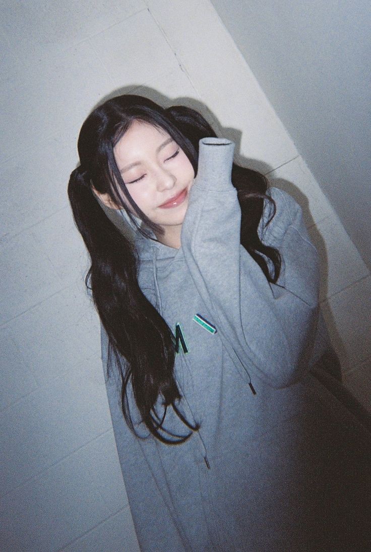 ㅤ
ㅤ
❃┆#𝖡𝖫𝖮𝖮𝖬𝖲_𝖭𝖠𝖳𝖨𝖮𝖭
  『🐱』 𝗎𝗉𝗅𝗈𝖺𝖽𝖾𝖽 𝖺 𝗇𝖾𝗐 𝗉𝗈𝗌𝗍 

💭 BLOOMS! The news is out. Maaf ya karena bikin kaget di awal minggu ini. Terima kasih karena sudah selalu mendukung PERSEPHONE sampai hari ini. Me always love you! 💘
ㅤ
ㅤ