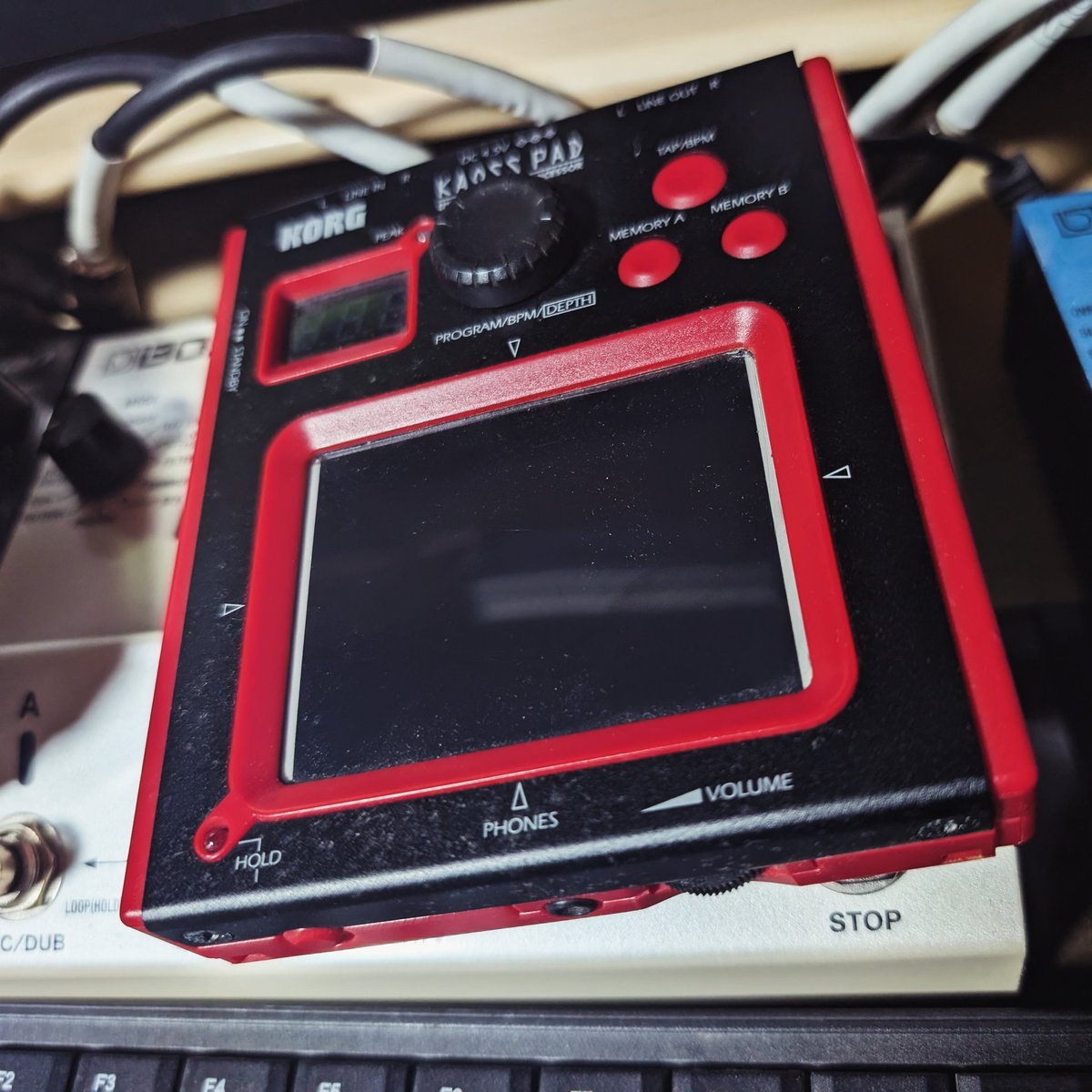 junya_koketsu's tweet image. KORG KAOSS PAD mini-KP
机か何かにぶつけてタッチパネルの表面の樹脂をへこませてしまいましたが、カッターで樹脂の四隅に切れ込みを入れ、タッチパネルを綺麗に剥がすと、まだちゃんと使える。
動作は問題なし。
ただ、次にタッチパネル部分をぶつけたらアウトですね。

#KORG #KAOSSPAD #mini-KP