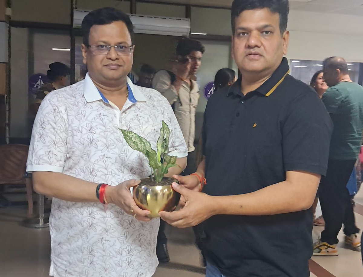 BiharFci's tweet image. #भारतीय खाद्य निगम (FCI) के कार्यकारी निदेशक (सुरक्षा, भंडारण एवं अनुबंध (एस एंड सी)) डॉ. अजीत कुमार सिन्हा जी के बिहार दौरे पर पटना आगमन पर महाप्रबंधक (बिहार क्षेत्र) श्री अमित भूषण ने उनका स्वागत किया।
#FCI @FCI_India @EastFci