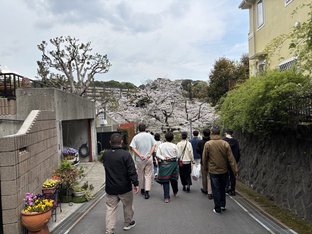 遅くなりましたが…
今日から中の人が変わりました👍

これからもパスセンターをよろしくお願いします🙇‍♂️

今日は散策プログラムで、綺麗な桜🌸を見に行くことが出来ました✨😆

事業所に戻った直後に雷雨⛈️が発生したのでヒヤヒヤしました😰

#企業公式相互フォロー 
#鎌倉市 #大船 #就労移行