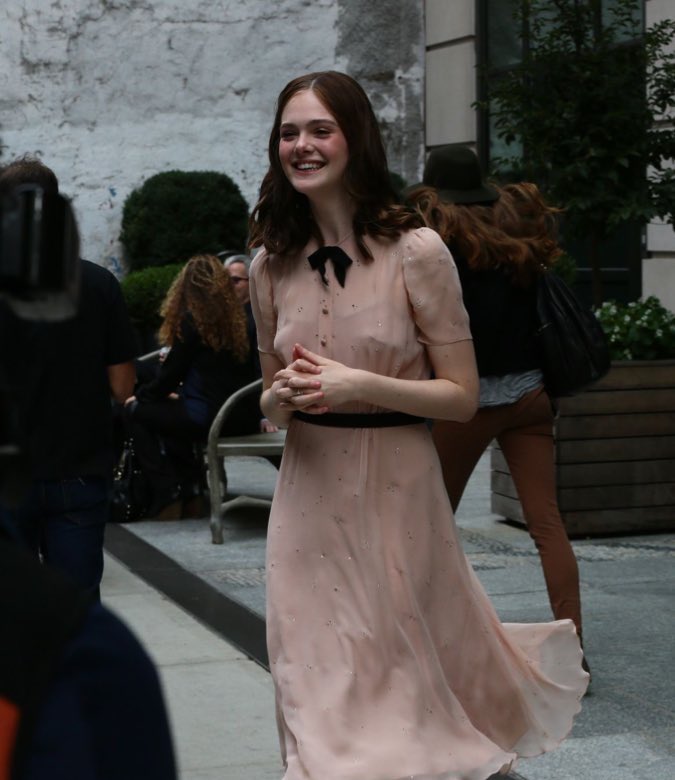 “неучтённая девочка где-то в городе шастает

без аккаунта в фейсбуке, без диплома и паспорта

берегись, государственность, сокрушайтесь, правители

извините, родители…”