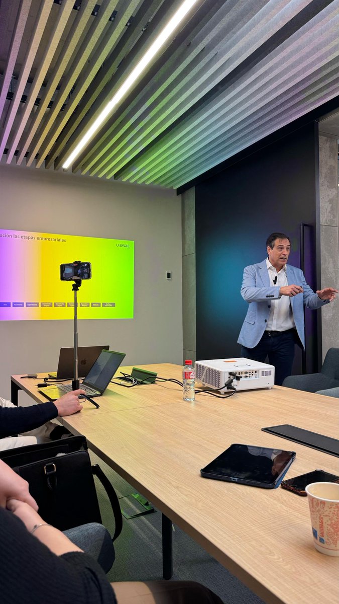 📉 Las empresas no mueren de golpe. Mueren cuando dejan de adaptarse.
El desgaste silencioso, la falta de relevo claro y el miedo al cambio son sus mayores amenazas.
El liderazgo real no reacciona, se anticipa.

Reinvéntate antes de que sea urgente.

#liderazgo #estrategia