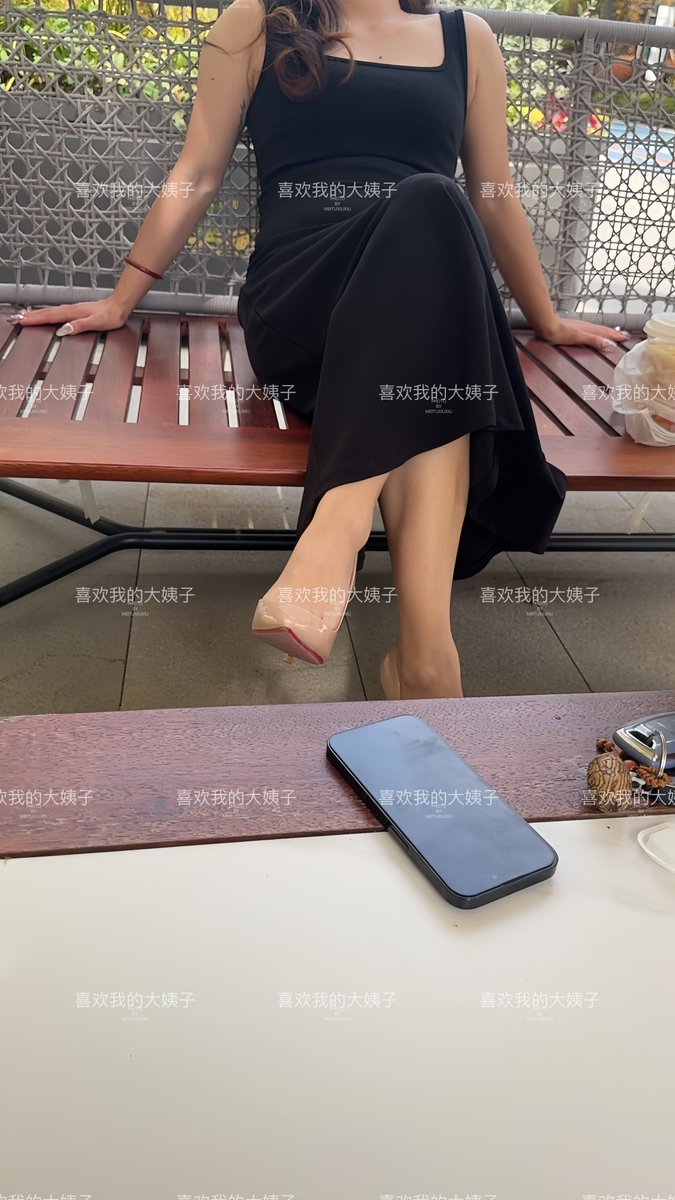 又又偶遇女邻居
下班回家看她带孩子在玩呢，于是乎坐着与她闲聊了一会
肯定要偷偷拍拍啦，今天打扮的还挺性感的
骚，骚妇，前几天见她穿着休闲装➕牛仔裤还不觉得，今天完全换了风格
胸也大，眼神也媚眼如丝，不过我家里两位了，就别在惹事情了吧 https://t.co/OIF1P0m2fm