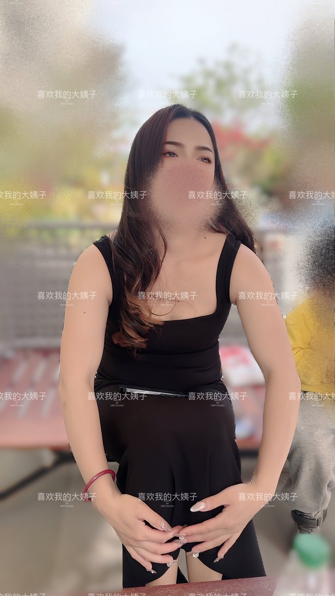 又又偶遇女邻居
下班回家看她带孩子在玩呢，于是乎坐着与她闲聊了一会
肯定要偷偷拍拍啦，今天打扮的还挺性感的
骚，骚妇，前几天见她穿着休闲装➕牛仔裤还不觉得，今天完全换了风格
胸也大，眼神也媚眼如丝，不过我家里两位了，就别在惹事情了吧 https://t.co/OIF1P0m2fm