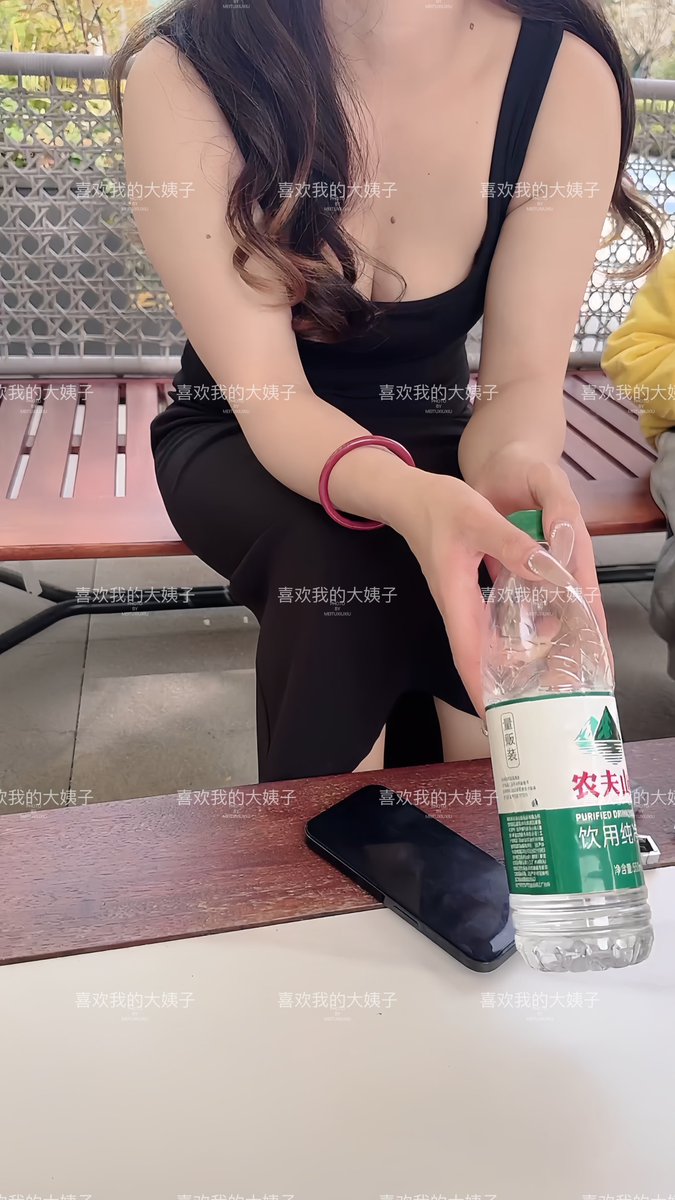 又又偶遇女邻居
下班回家看她带孩子在玩呢，于是乎坐着与她闲聊了一会
肯定要偷偷拍拍啦，今天打扮的还挺性感的
骚，骚妇，前几天见她穿着休闲装➕牛仔裤还不觉得，今天完全换了风格
胸也大，眼神也媚眼如丝，不过我家里两位了，就别在惹事情了吧 https://t.co/OIF1P0m2fm