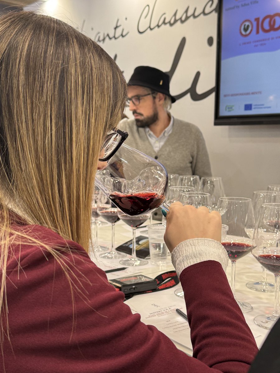 Scoprire il #ChiantiClassico alla cieca è un viaggio tra storia, territorio e personalità.
Nel seminario Mistery UGA, guidato da Adua Villa, quattro calici raccontavano le sfumature delle Unità Geografiche Aggiuntive.
#Vinitaly2025