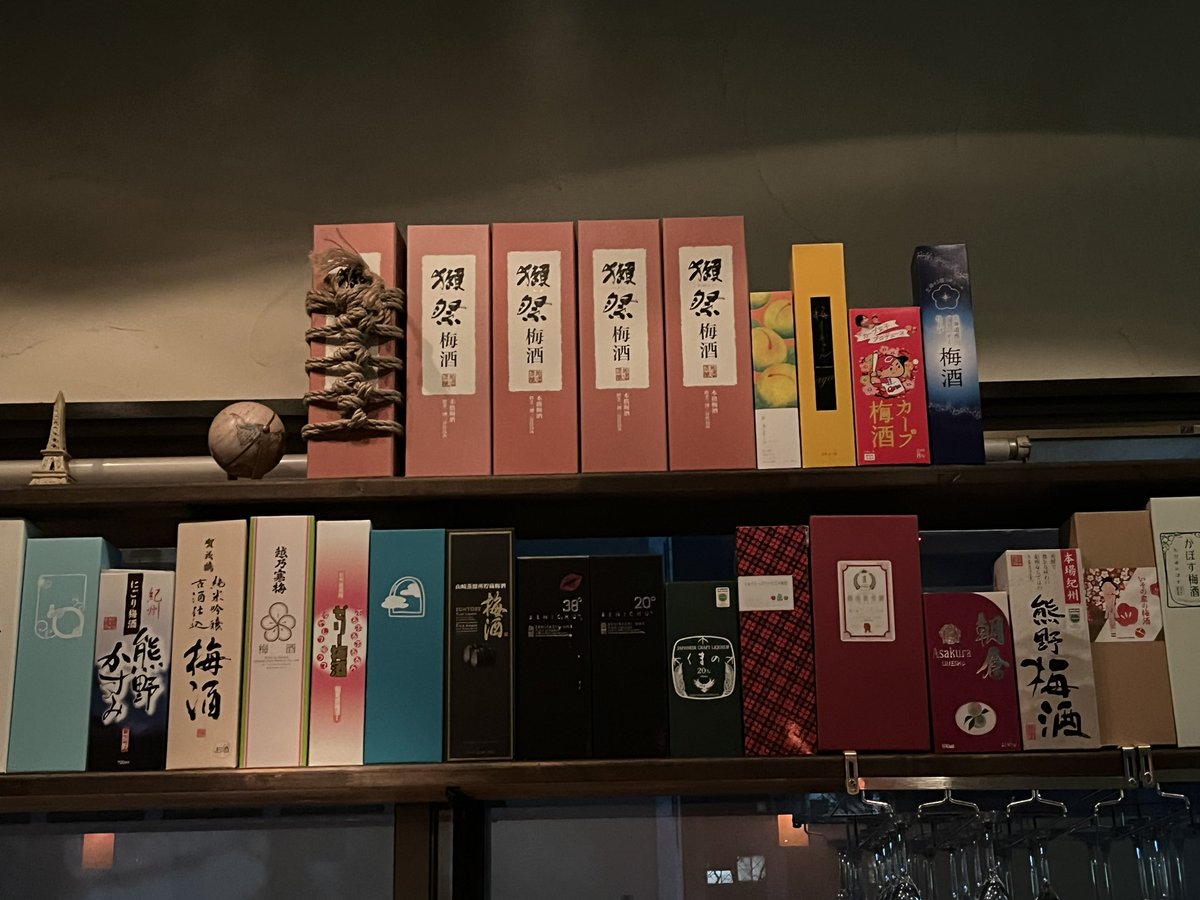 free_yuika's tweet image. 【福岡唯一の梅酒バー】
お通しが手作りスイーツっていうのが、本当に素晴らしい😭
梅酒が得意じゃない方も、必ず好きなお酒が見つかる！と言い切れるぐらい、梅酒豊富なので楽しいよ〜😍

『サインポスト』（大名）
です✨

#梅酒 #バー #福岡 #九州