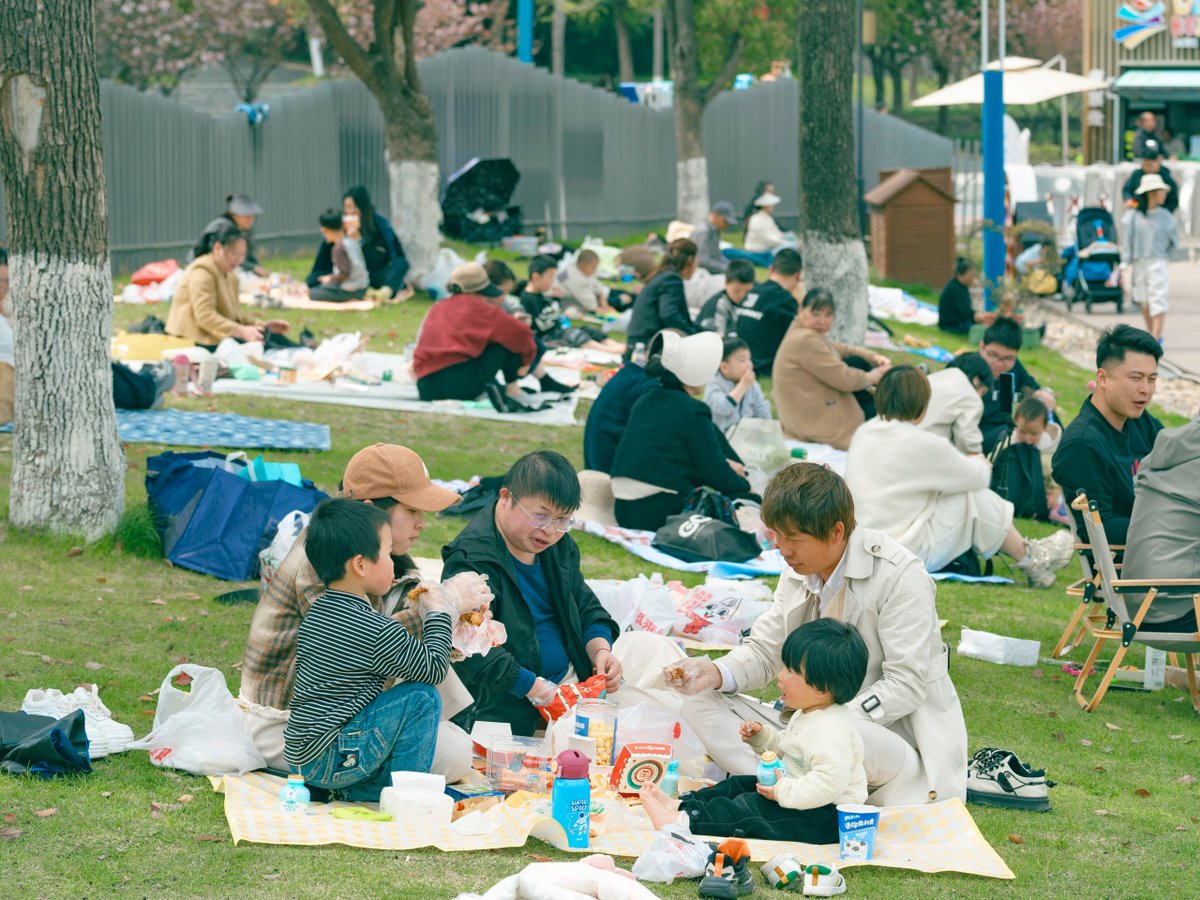 VisitYinzhou's tweet photo. As flowers blanket #Yinzhou district in #Ningbo🌸, Dongqian Lake Tourist Resort is emerging as a popular destination for spring outings. Over the three-day Qingming Festival holiday, the resort generated a total tourism revenue of 332 million yuan ($45.44 million), a 57.08 percent year-on-year increase📈. #VisitYinzhou