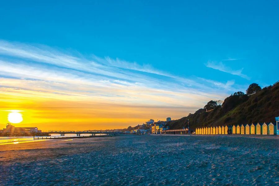 Bournemouth is a beautiful place to live, and it really comes to life in the sunshine. Discover the best of Bournemouth and beyond with our 360 tours and breakdown of the top spots to visit: ow.ly/NMhh50Vvzce