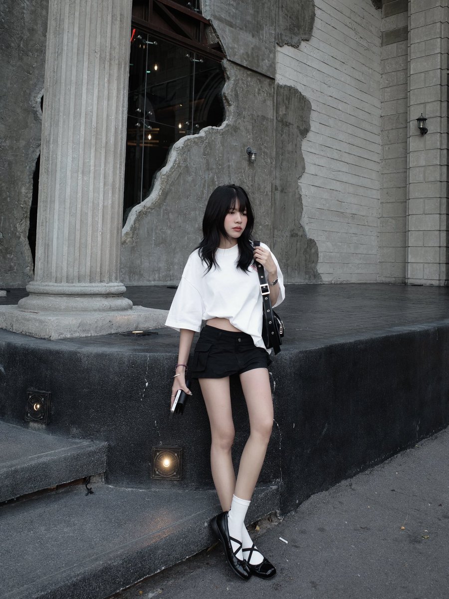 yoxrgravity's tweet photo. davin cafe 🐈‍⬛🏰

คาเฟ่ย่านเกษตร-นวมินทร์ เหมาะกับถ่าย outfit เท่ๆมากกก ตกแต่งสไตล์โรมัน เหมือนเดินเข้าปราสาท อาหารอร่อย ไปช่วง 17.00-18.00 แสงพระอาทิตย์ตก ถ่ายรูปสวย ( 📸 ซ้าย iphone ขวา ricoh grlll) https://t.co/YDCIBfNaHf