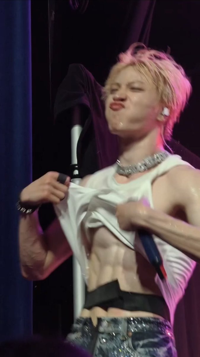 lysmjhwan's tweet photo. junghwan's abs is too perfect... 🫨😬 https://t.co/ZdmTqpAOc6