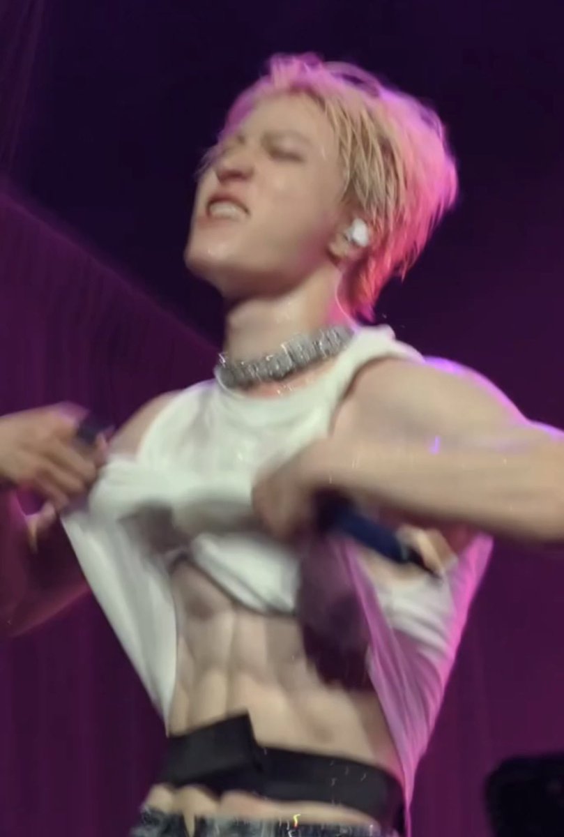 lysmjhwan's tweet photo. junghwan's abs is too perfect... 🫨😬 https://t.co/ZdmTqpAOc6