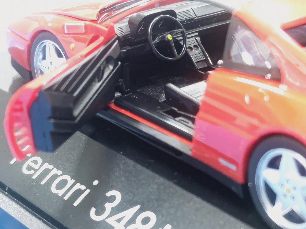 uZSKLjLsqGZVeV3's tweet image. 遂にポチってしまいました😸
トミカが無いので価格と見合うモデルカーを探して 辿り着いたのはhelpa   1/43
Ferrari348TS

ダイカストではなくインジェクションですがエッジがシャープで形は良いと思います！
テールランプの造形が最高に良いですね！

#Ferrari348
#43ミニカー