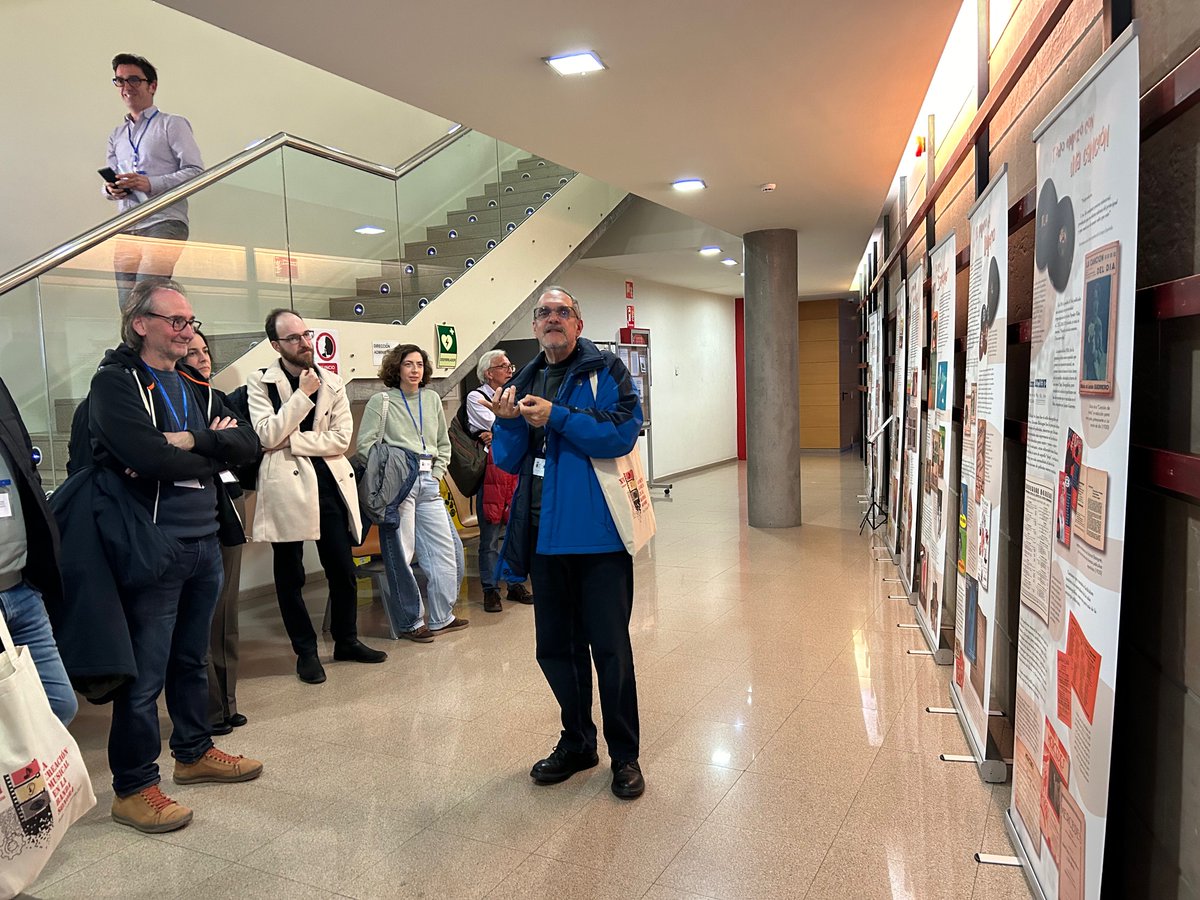 MYLA_SEdeM's tweet photo. Josep Lluís i Falcó @UniBarcelona inaugurando la exposición "Las músicas que vimos... y nos quisieron vender. El mercado de música para el audiovisual en España", en el XVI Simposio "La creación musical en la banda sonora" y el proyecto MUSIMA @MusicologiaUO @musicologyspain https://t.co/LTF8QjXd6H