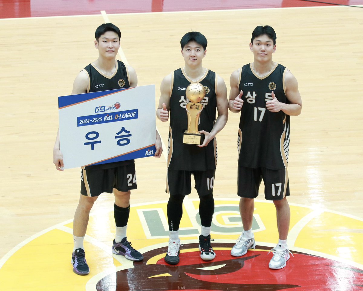 c0c0_17_'s tweet image. 상병 트리오 제일 고생했다 ㅠ ㅠ ~~~

#국군체육부대 #상무농구단 #신동혁 #윤원상 #김준환