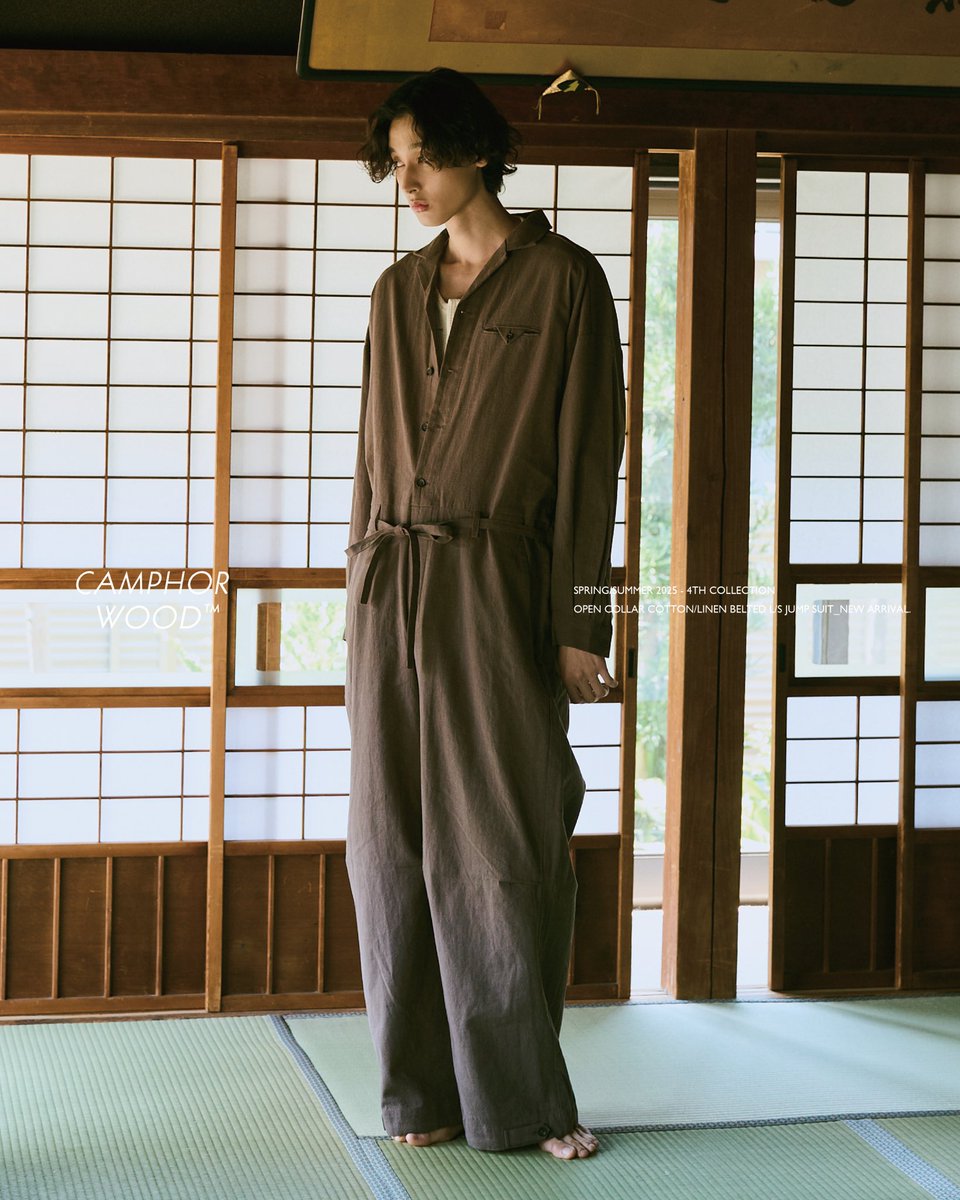 毎シーズン定番のジャンプスーツ。今期は高密度に織り上げたリネンコットン素材にて。
