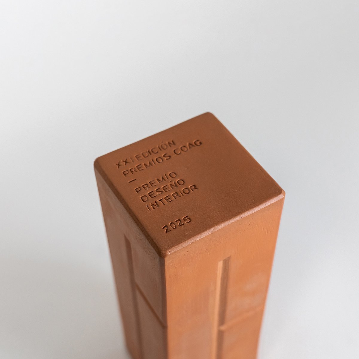 Premios de Arquitectura do Colexio Oficial de Arquitectos de Galicia (COAG) na súa XXI edición.
Pasta cerámica roxa de Buño e acabados con Terra Sigillata do mesmo material.

Produción: Obradoiro cerámico
#LauraDelgado. @Fun_Artesania 
Fotografía <a href="/Roibradbury/">Roi Alonso</a>
<a href="/arquitectosCOAG/">Colexio de Arquitectos de Galicia</a>