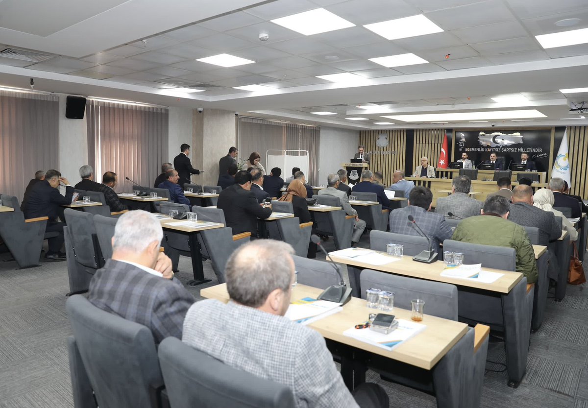 Nisan ayı Belediye Meclis Toplantımızın ilk oturumunu gerçekleştirdik. 

Komisyonların üye seçimlerinin yapıldığı birleşimde, alınan kararların ilçemize hayırlı olmasını diliyorum.