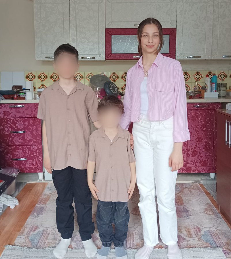 nisenlalih's tweet photo. Anne babası cezaevinde olan epilepsi hastası Sümeyra,yatağında son nefesini verdi.Şimdi bu kader mi? İki küçük kardeşine bakmak zorunda kalan Sümeyra'nın anne babasını sahte darbeyle içeri atan AKP suçlu. Sümeyra hastalıktan değil,hukuksuzluktan,acıdan,kederden öldü;onu öldürdülr https://t.co/dnWkj1cgSk
