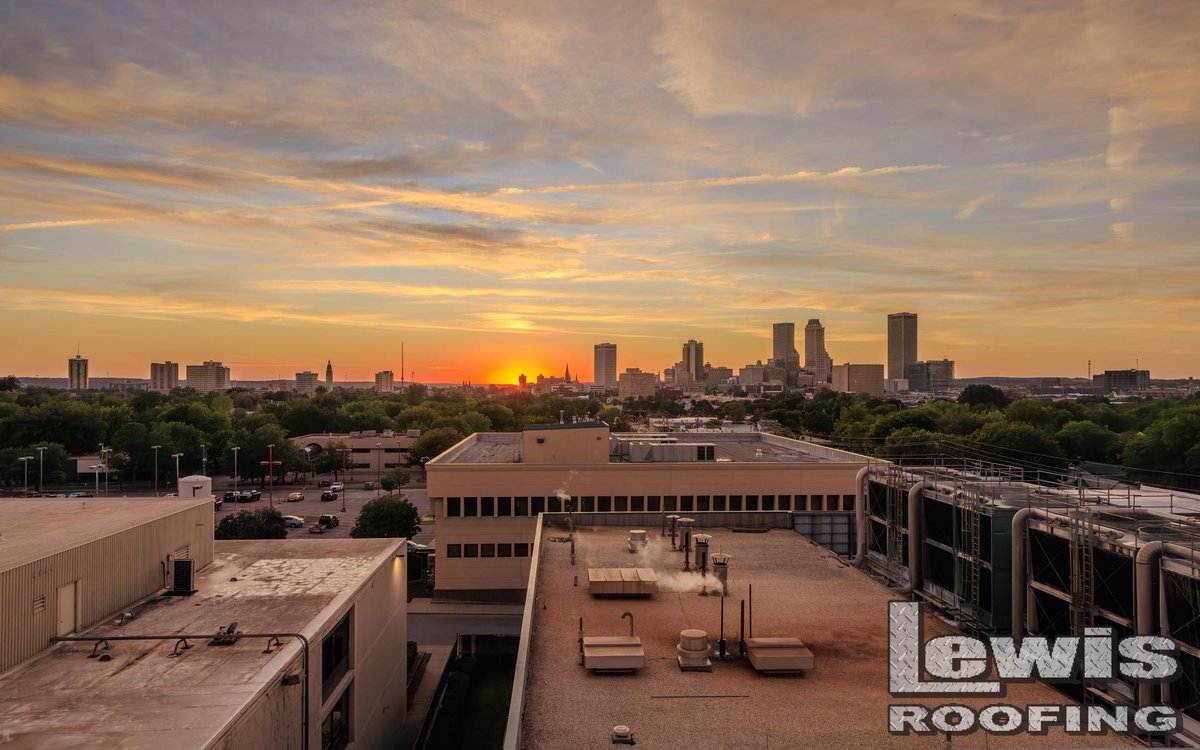 RoofingLew73075's tweet photo. 🏢💼 Your building’s first impression- starts at the top. A failing roof can damage your business reputation before a customer even walks through the door. Elevate your commercial exterior with Lewis Roofing #BusinessCurbAppeal #CommercialRoofing #LewisRoofing #RoofUpgrade 🏙️💪👔 https://t.co/kuxLew3CNc