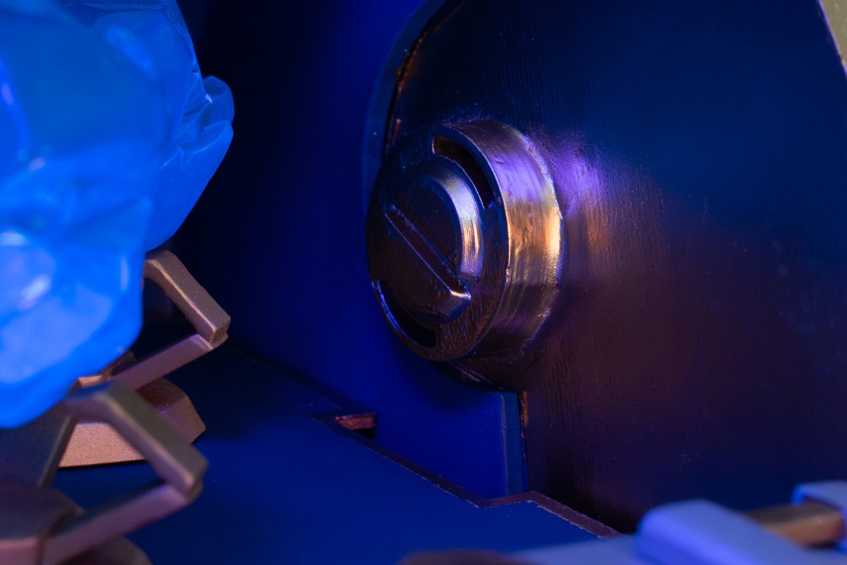 Hoy os enseñamos el cofre de gemas Hextech que llevamos al #TFTCrown! 💙 Le pusimos una tira de luces para que las gemas estuvieran siempre iluminadas 🥰