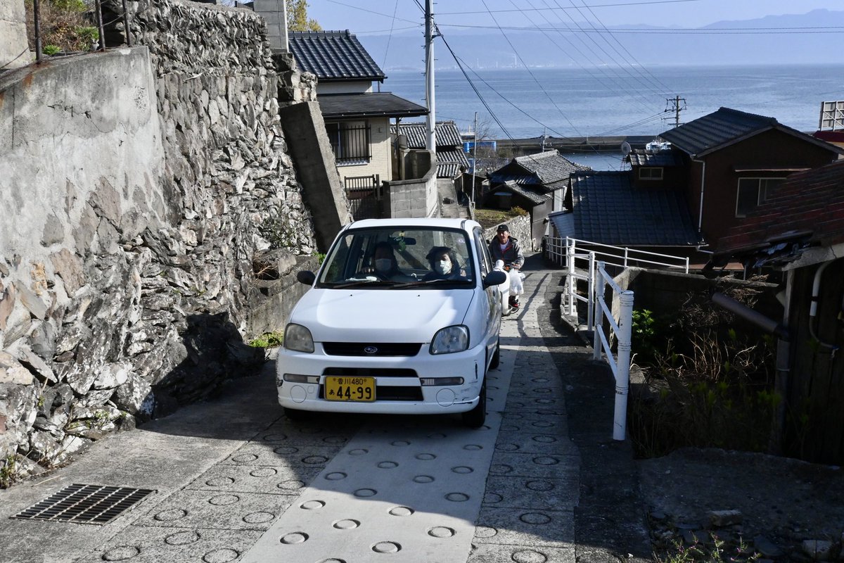 hatolier_camera's tweet photo. 見よ！これがコミュニティバス界で国内最小の「のりあいバス伊吹線」だ！
定員わずか3名、軽がやっと通れる狭隘激坂をぐんぐん登っていく。1日3本。 https://t.co/PXEPKNENuX