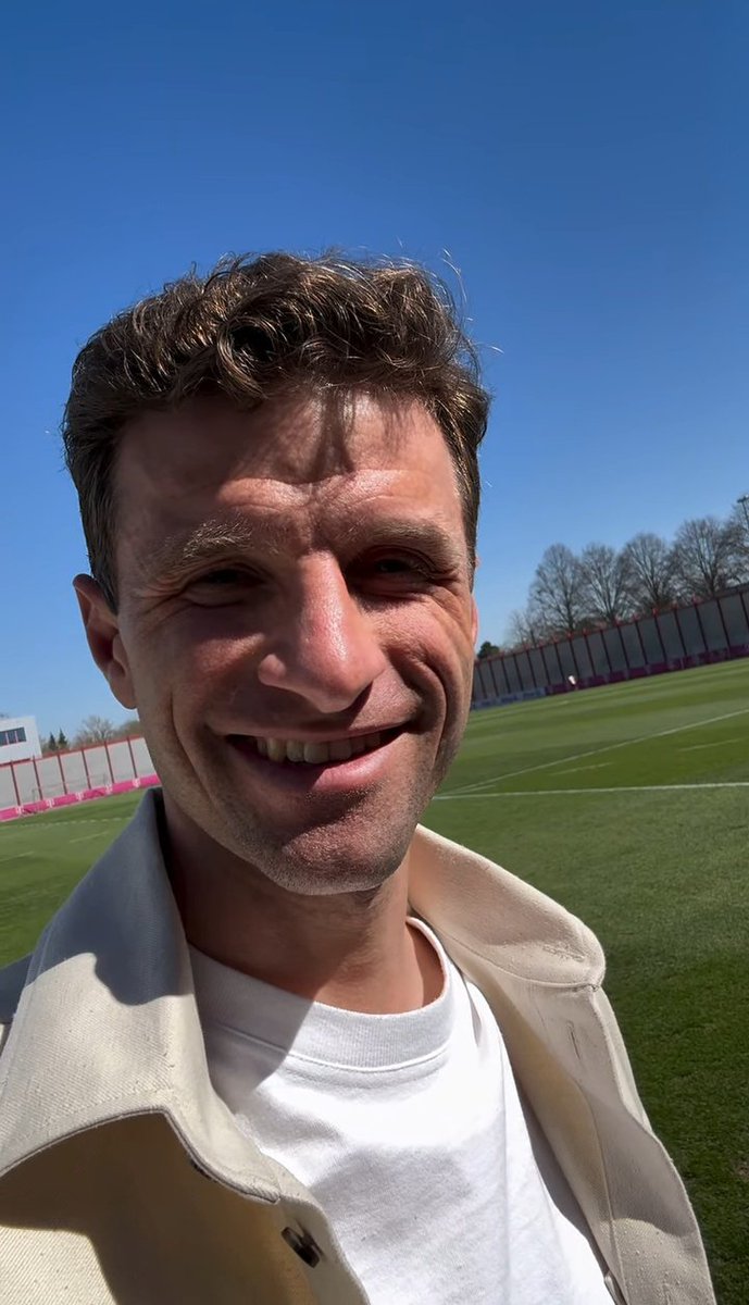 iMiaSanMia's tweet photo. Thomas Müller on IG: 'Thank you for the enormous appreciation that you've shown me in the past 17 years, and especially in the past few days. That means a lot to me. One of the most important points now is our game tomorrow against Inter, this game to open the door towards the final at home. That's what counts. That's what we're thinking of as a team. That's what I'm thinking of the most. We'll need you, Bayern fans. Another point I want to talk about because too much has been written. There were statements from the club and from myself - there's nothing negative between the club and me, we're looking ahead. You don't always have to be in agreement in life, but you still can ride the same wave to achieve our joint goals. We can look each other in the eye and look positively in the future. Red and white, that's what it looks like'