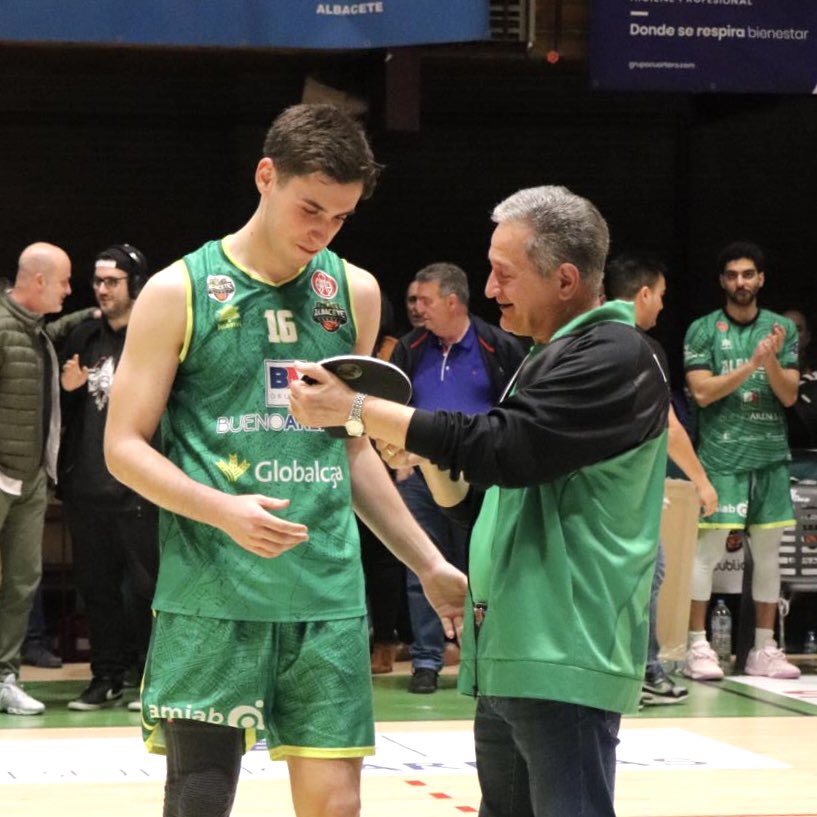 AlbaceteBasket's tweet photo. 🏀 La @p_intencionada entregó sus premios a la finalización del último partido partido con los siguientes galardonados:

⭐️ Pablo Sánchez
🏆 MVP de la temporada

⭐️ Diego de Blas
🏆 Entrega y garra de la temporada

#GreenFamily https://t.co/nEgO1RZMDH