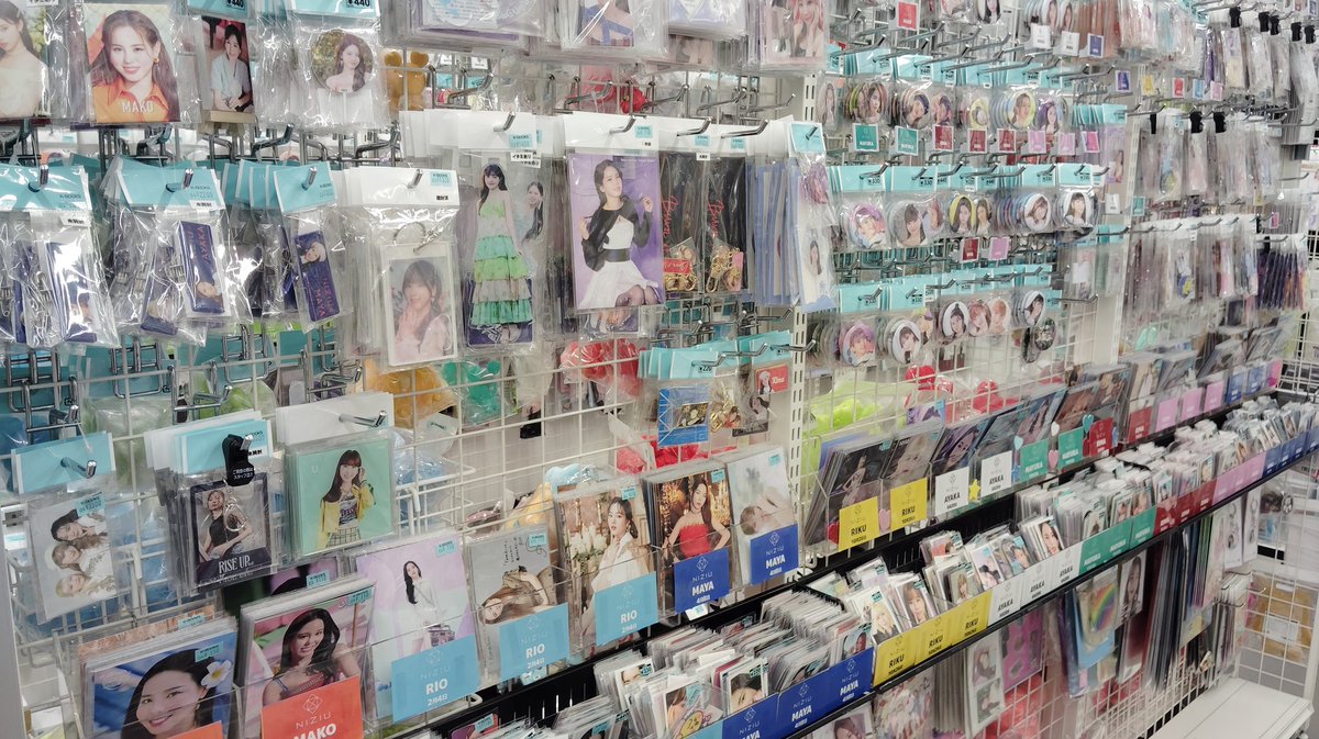 Niziu 【店頭紹介】 お店右奥2番目の棚にてNiziuコーナー展開中です