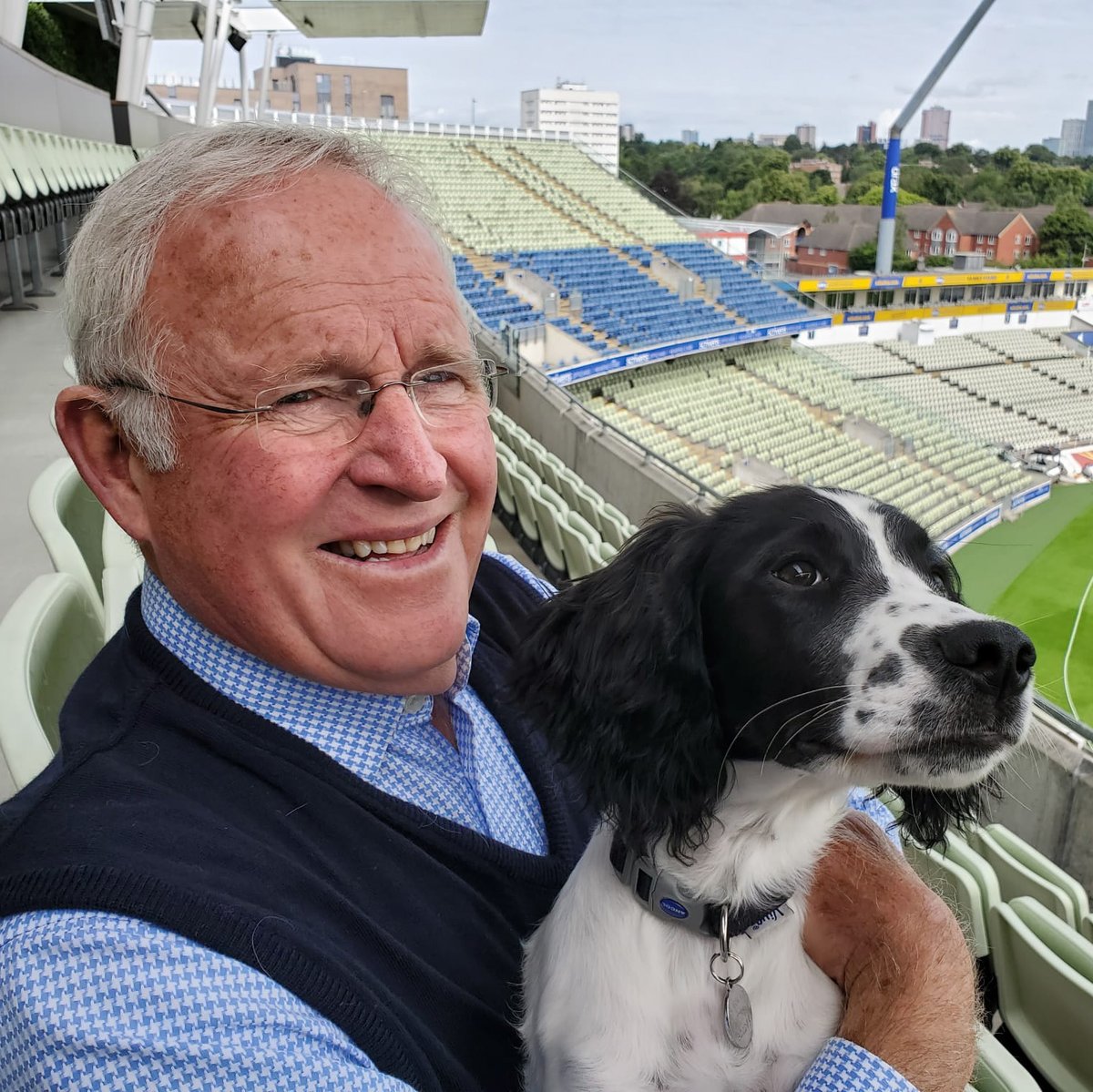 WarwickshireCCC's tweet image. 𝗛𝗮𝗽𝗽𝘆 𝗕𝗶𝗿𝘁𝗵𝗱𝗮𝘆 𝗠𝗿 𝗣𝗿𝗲𝘀𝗶𝗱𝗲𝗻𝘁 🎉

Our President and Club legend Dennis Amiss celebrates his 82nd birthday today. 🫡

He's pictured with Police Dog Amiss who was named in his honour. 🐶

Match Centre 📺 bit.ly/4leYRSV

🐻#YouBears | #WARvSUS