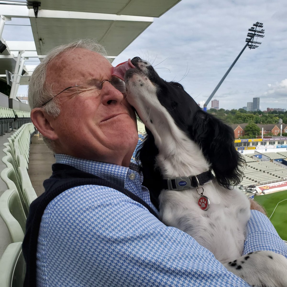 WarwickshireCCC's tweet image. 𝗛𝗮𝗽𝗽𝘆 𝗕𝗶𝗿𝘁𝗵𝗱𝗮𝘆 𝗠𝗿 𝗣𝗿𝗲𝘀𝗶𝗱𝗲𝗻𝘁 🎉

Our President and Club legend Dennis Amiss celebrates his 82nd birthday today. 🫡

He's pictured with Police Dog Amiss who was named in his honour. 🐶

Match Centre 📺 bit.ly/4leYRSV

🐻#YouBears | #WARvSUS