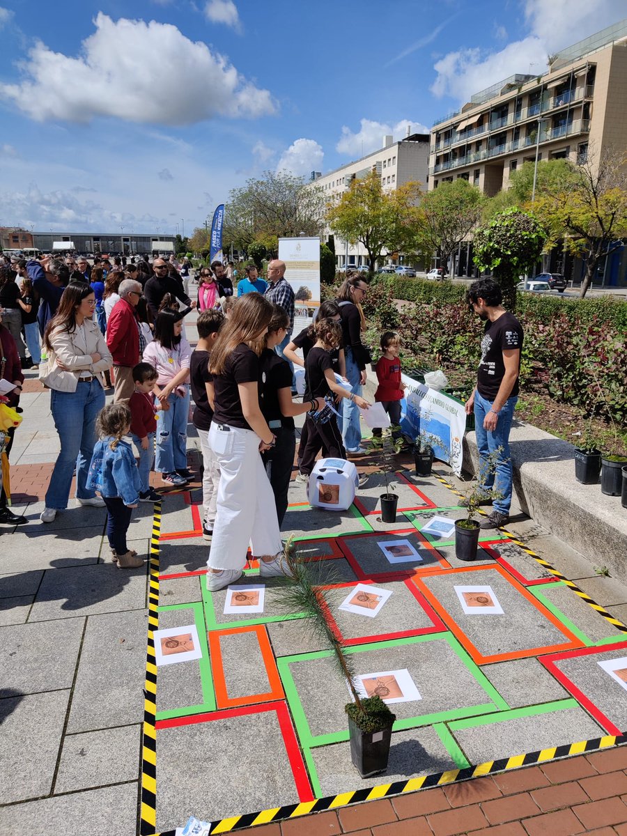 🌳✨ On April 5th, #LIFEFagesos joined the XIX Paseo por la Ciencia in Córdoba!  Kids 👧🧒 learned how to protect our trees from Phytophthora cinnamomi 🎯 through a fun IPM game 🎲. Science 🔬, nature 🌱 &amp; smiles 😄 all around!
#LIFEAmplifiers #PaseoPorLaCiencia