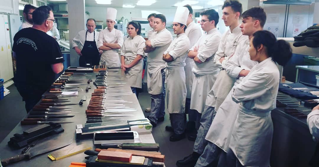 Ter Groene Poorte #Brugge wij komen er weer aan ! Deze foto was a long time ago , Dit jaar geven wij weer een messen en slijpdemo met een  kikke assortiment messen. En het leuke is #AllChefsAreinvited . Dus mis dit niet !! #KoksmesexpertOnTour ! Wees erbij 29 April vanaf 10.00