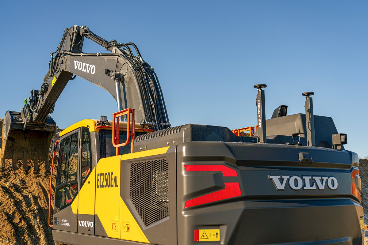 hitechniques's tweet image. Big news! 📢 Volvo CE &amp;amp; Unicontrol are partnering to bring seamless 3D machine control to Volvo excavators. One interface, one set of hardware, and easy integration via Volvo Co-Pilot. Efficiency just got an upgrade! 

#VolvoCE #Unicontrol #ConstructionTech #Excavators