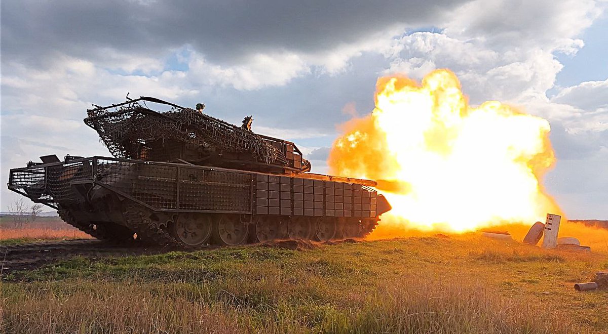 DefenceU's tweet photo. Thunder doesn’t always come from the sky. Sometimes it rolls on tracks.
🇺🇦 tankers from the Tavria OSG are undergoing training to be even more effective on the battlefield. https://t.co/kYPFgfZRHc