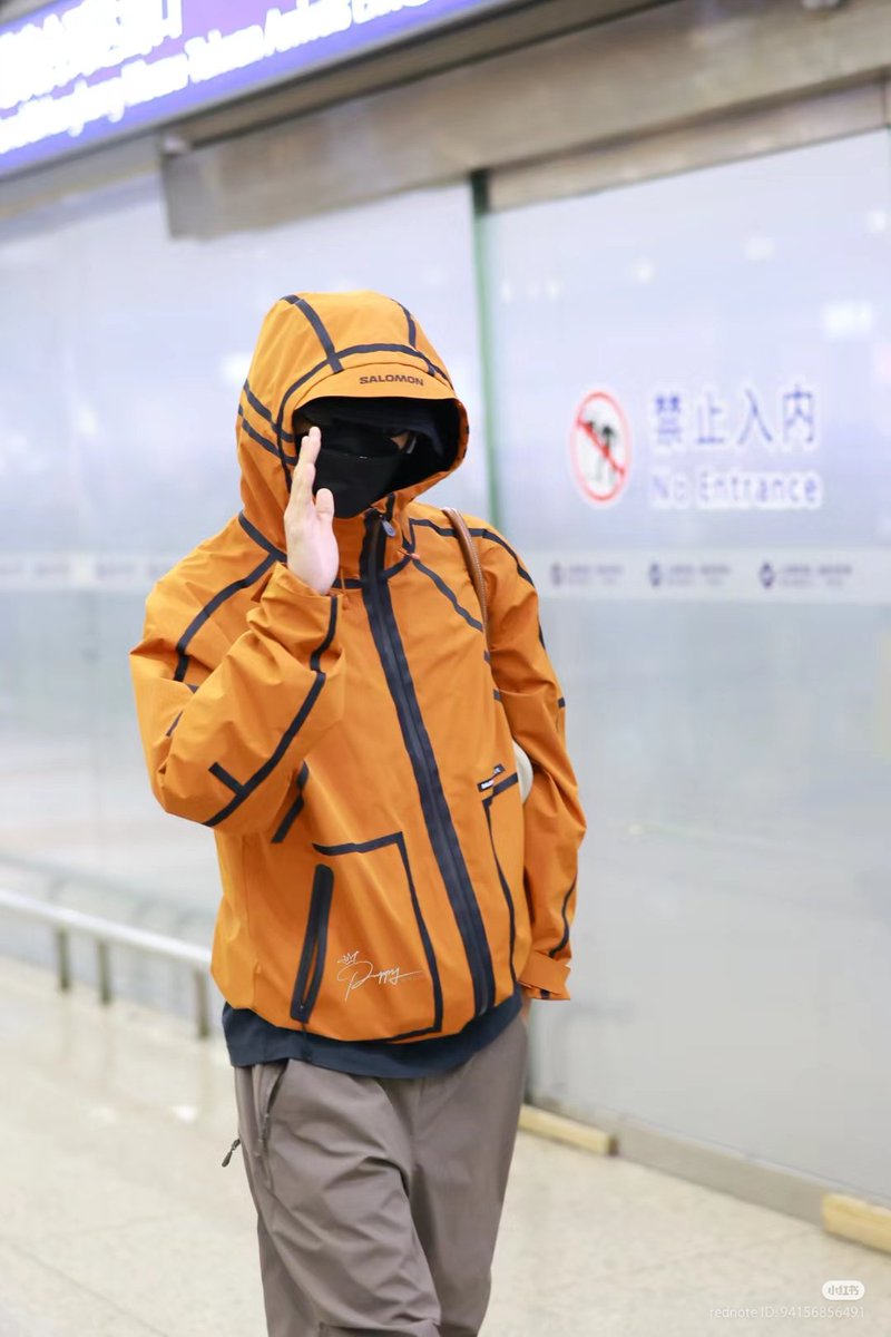 Winwin has safely arrived in Shanghai. he looks like a basketball 🏀