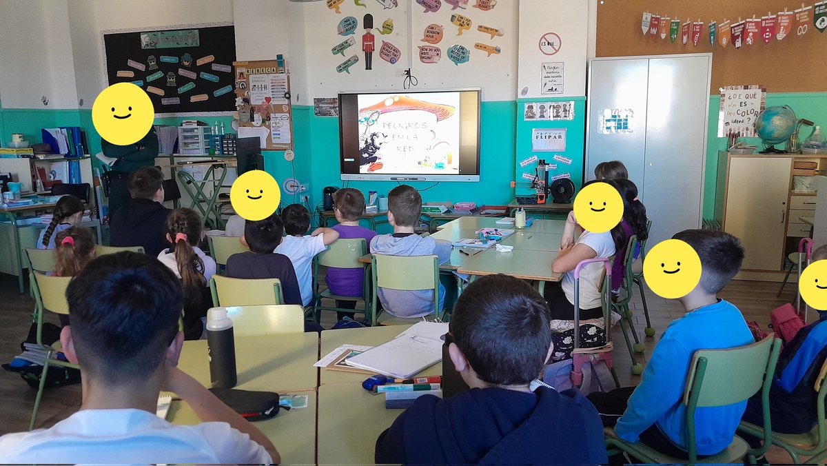 Hoy tenemos con nosotros a la Guardia Civil para darnos una charla sobre Seguridad en Internet. Gracias por la visita.  #internetsegura #CompDigEdu