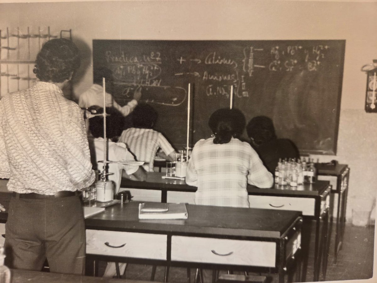 ArchivoUCLM's tweet image. #archive30 @ARAScot 
#tecnologíadearchivos #archivetechnology
A través del Fondo de la #fototeca 📸 del @ArchivoUCLM  viajamos a un aula-laboratorio de los años 70 en la @uclm_es 
🔍Así era la tecnología al servicio del aprendizaje en el pasado
#archivofotográfico #archivistica
