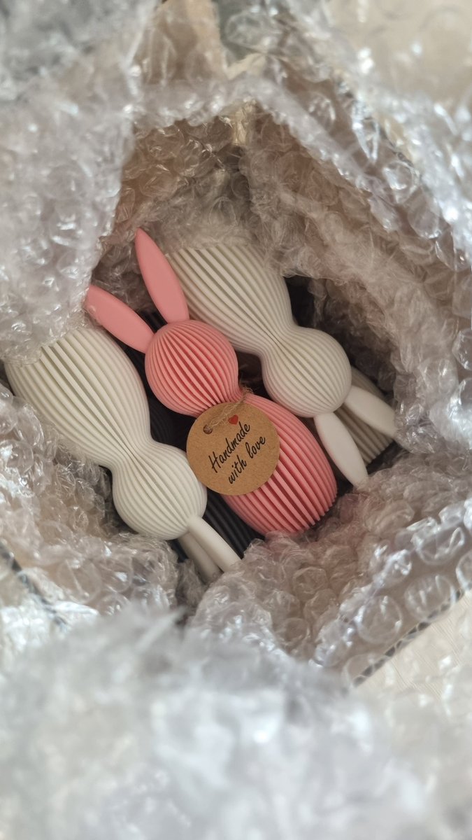 Liebevoll verpackt für Euch! 🐰🌸 Unsere nachhaltigen Osterhäschen sind bereit, Freude zu verbreiten. Vielen Dank, dass Ihr unser kleines Familienunternehmen unterstützt! 💛

#Osterdeko #Handgemacht #3DGedruckt #Nachhaltig #Ostern2025