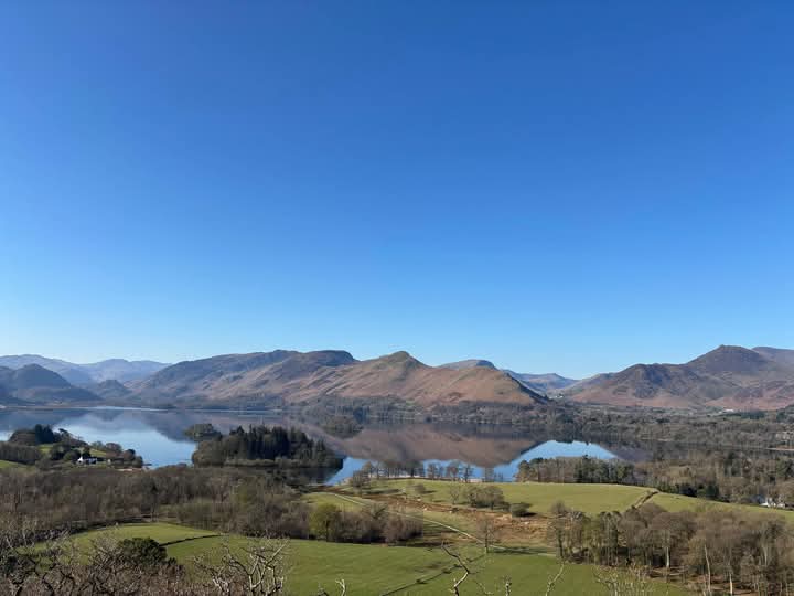BookendsKeswick's tweet image. Beautiful Keswick for yet another day! One of our team, Jennifer, bagged this stunning photo yesterday. The shop's now open til 6pm everyday- cos we know you love enjoying the fells in fine weather, and now you can look for a book til 6 after your walk!