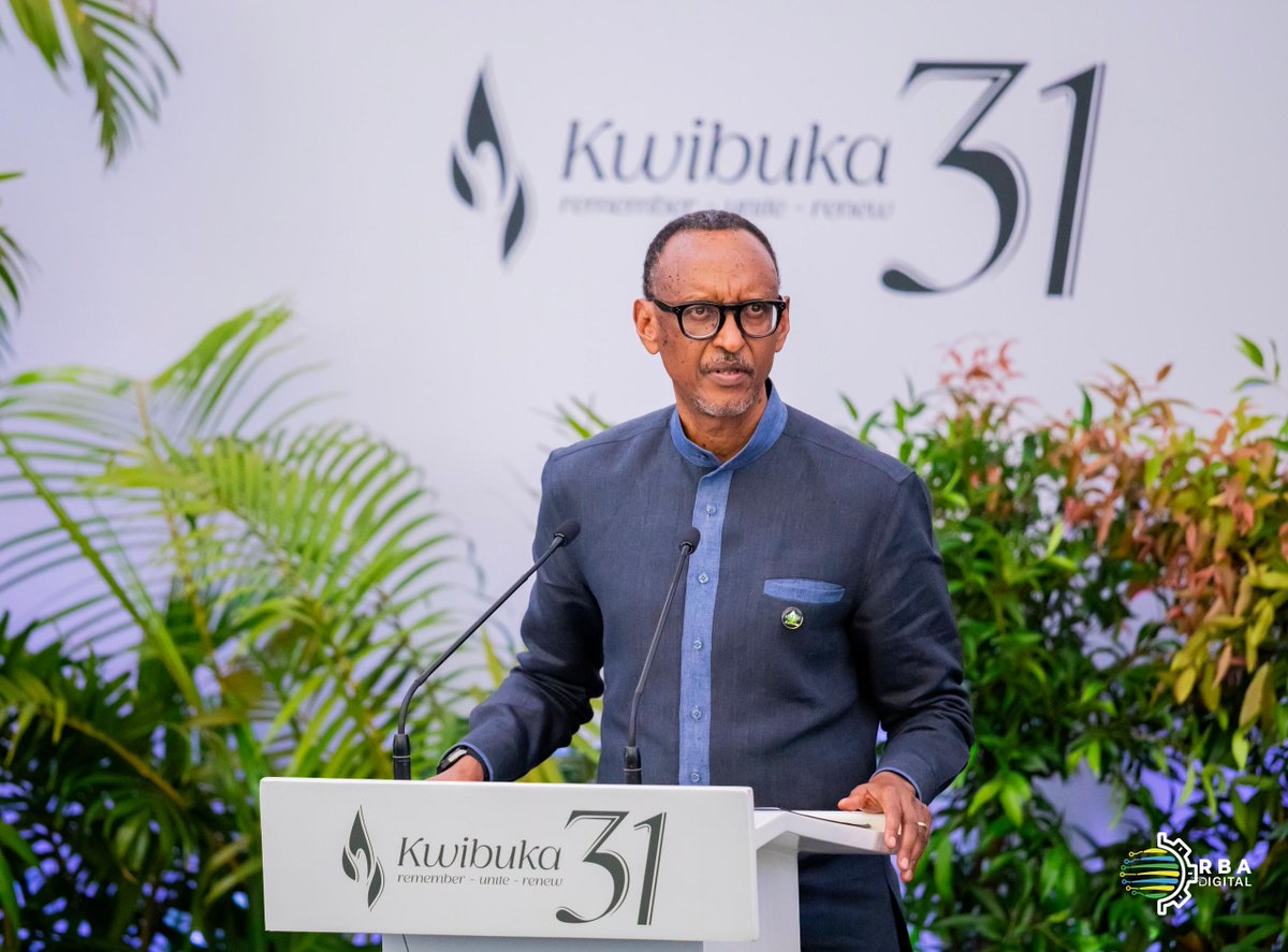 rbarwanda's tweet photo. Perezida Kagame yavuze ku binyoma bikunze gutangazwa n’abiyita itsinda ry’impuguke bajya muri Repubulika Iharanira Demukarasi ya Congo, bagakora raporo zigaragaza ko u Rwanda ari rwo kibazo ku bibazo biri muri DRC.

Umukuru w’Igihugu yavuze ko bitumvikana uburyo abo bantu biyita impuguke baba bazi ibibera mu Karere kurenza abaturage bahatuye. 

Ati “Ibi bintu mubona buri munsi, mwumvise itsinda ry’impuguke? Mwumvise ibyo bintu? Aba ni abantu bajya hariya bakibwira ko bazi ibintu byacu neza kuturusha kandi ababa bayoboye ayo matsinda, ni bamwe bakoze aya mahano hano, bamwe Bizimana [Minisitiri Dr Bizimana] yavugaga.” #RBAAmakuru #Kwibuka31