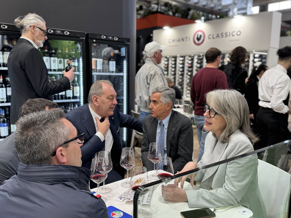 Abbiamo avuto il piacere di accogliere allo stand del Chianti Classico il senatore Patrizio Giacomo La Pietra. Un interessante momento di condivisione e confronto qui a #Vinitaly2025.