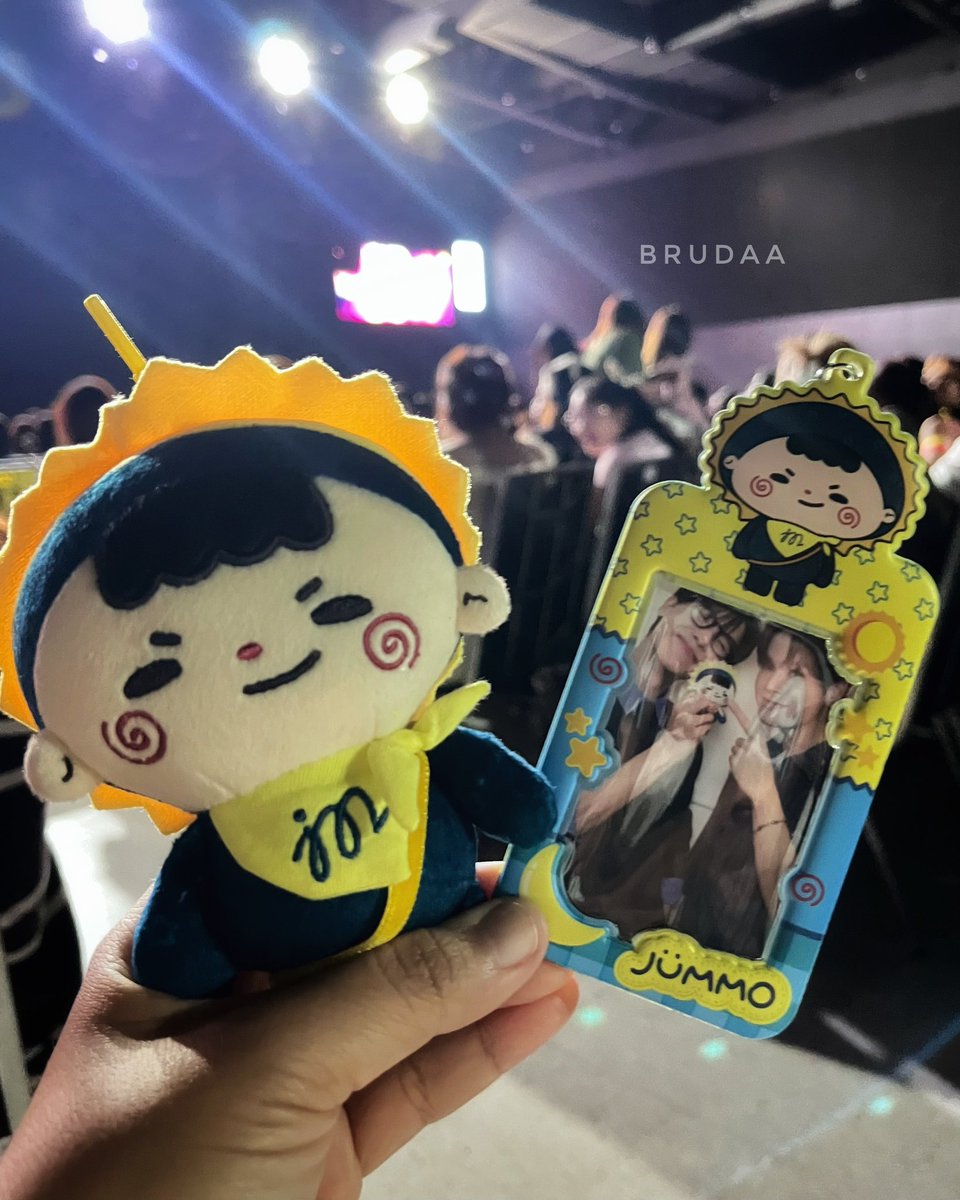 BrudaaMark's tweet photo. พี่จู พี่มาร์ค เพื่อนมัมหมี๊ติดภารกิจ ไม่สามารถมาหาได้ แต่มัมหมี รับน้องจัมโม่ไปให้เพื่อนละ นางฝากส่งกำลังใจดวงโตๆ มาให้ นะ #JuniorMark 

#Perfect10LinersAfterParty https://t.co/OPhIGJynN9