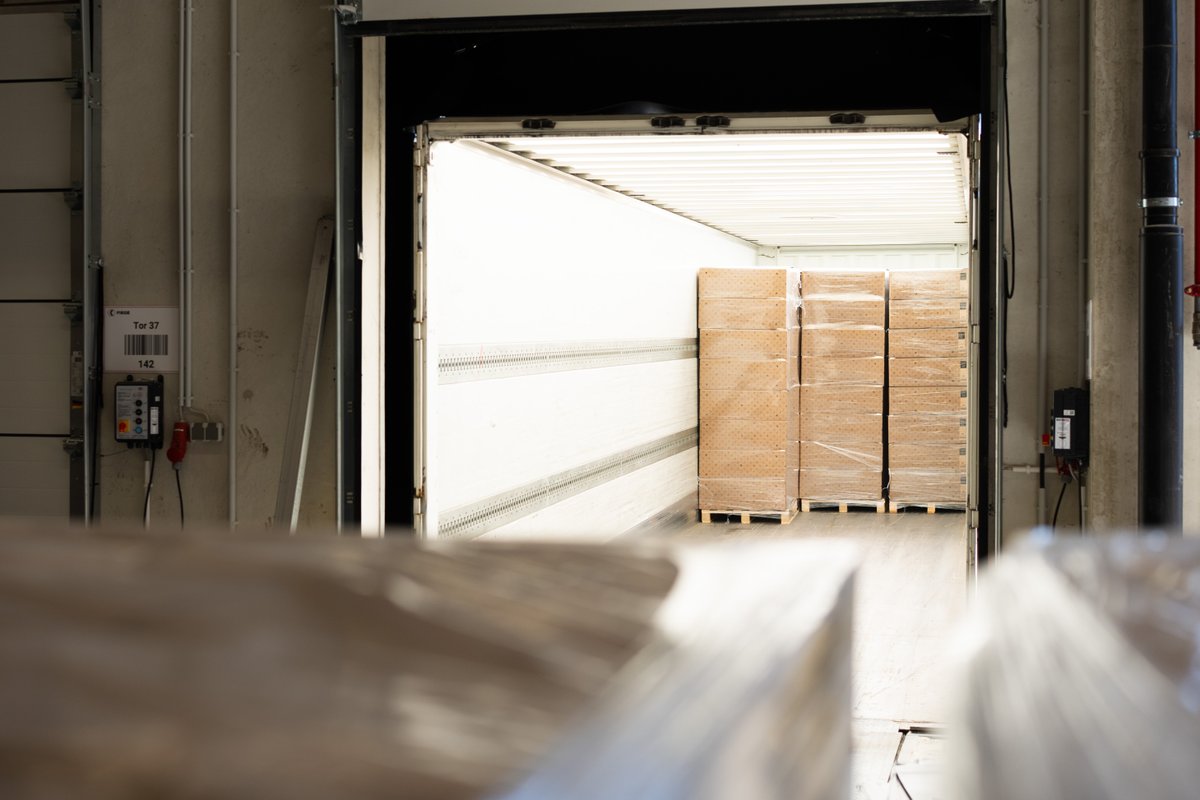 vorwerk_gruppe's tweet photo. It's one moment in time! Today we are starting to deliver our all-new Thermomix® TM7 to our wonderful advisors and customers! 💚 Our trucks are currently being loaded. 🚚 Get ready for exciting live demos at your home like never before! 🎉 https://t.co/E60ddjzdi6